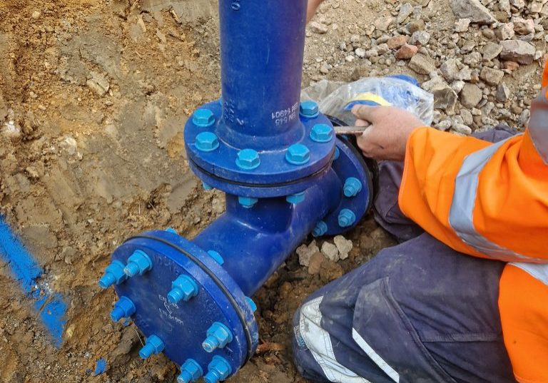 Cascade Water completing the final bolts on the temporary washout, ready for some mains commissioning. Once completed we can then complete the final back-to-back connection and add this to the customers’ network.